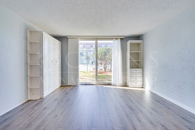 Building Photo - Charming Beachside 1-Bedroom Condo – Available Now