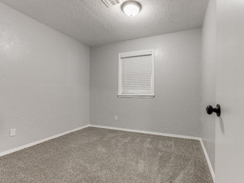 Building Photo - 2104 Linwood Pl