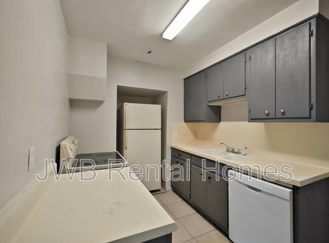 Building Photo - 5517 Lakewood Cir E