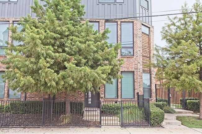 Primary Photo - 1405 Bronson Ct