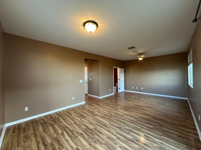 Building Photo - 4 Bedroom Home Near Shopping and Dining In...