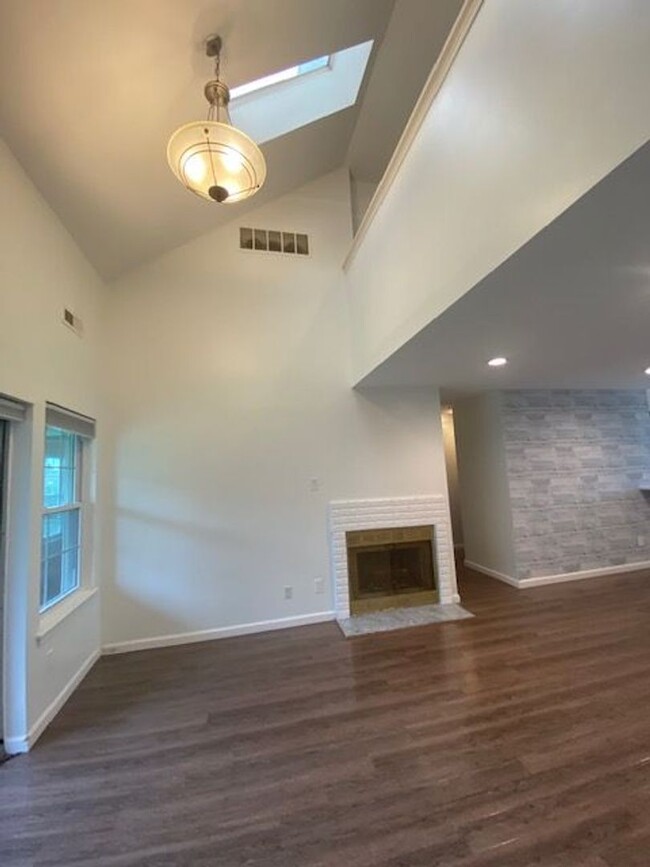 Building Photo - Two Bedroom Three Bathroom Condo in Hollan...