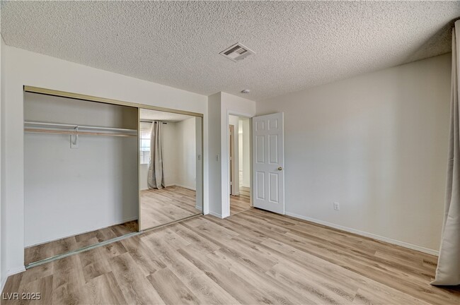 Building Photo - 2040 Willowbury Dr