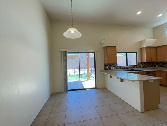Building Photo - Available Now-3 bdrm/2 bath large open con...