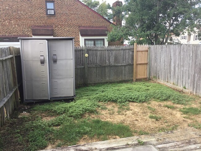 Building Photo - 2 Bedroom Town home in the heart of Virginia Beach