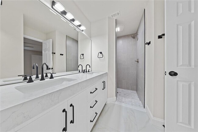Building Photo - 3253 Oak Point Cir