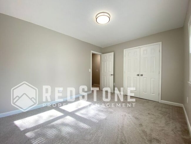 Building Photo - 2 Bedroom, 1.5 Bath - Townhouse