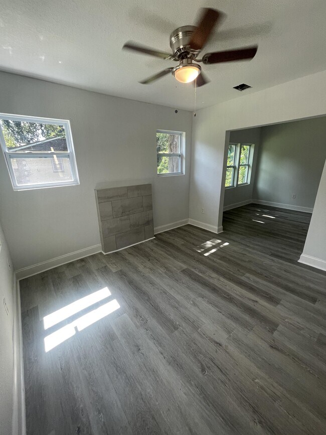 Building Photo - 1282 W 27th St