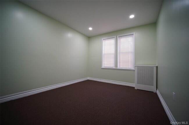 Building Photo - 723 E 227th St