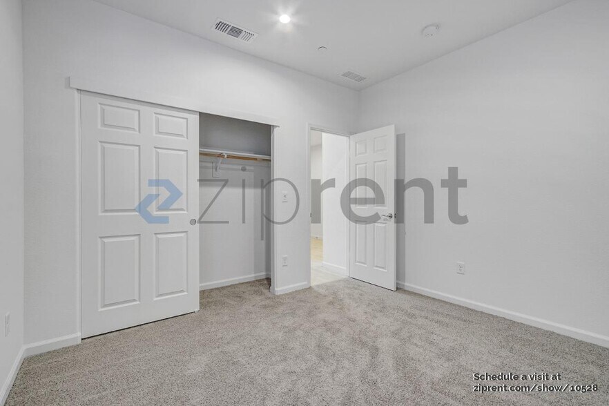 Building Photo - Unit