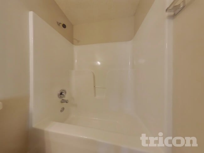 Building Photo - 5132 Meadows Lake Dr