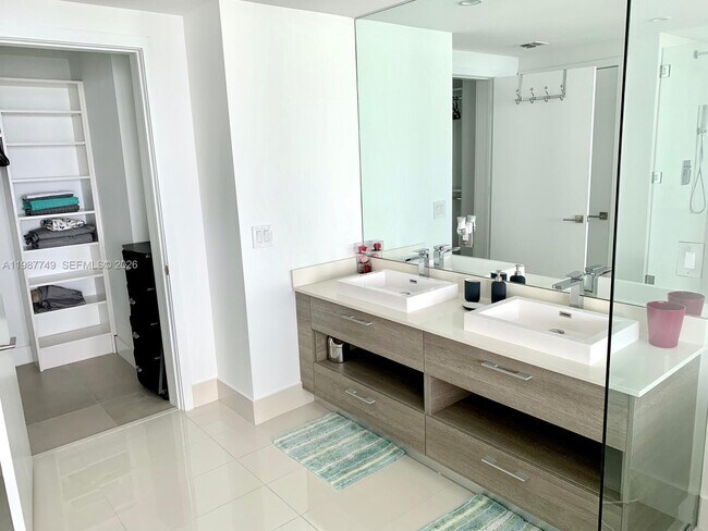 Building Photo - 650 NE 32nd St