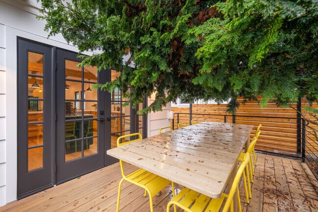 Building Photo - 2453 4th Ave W