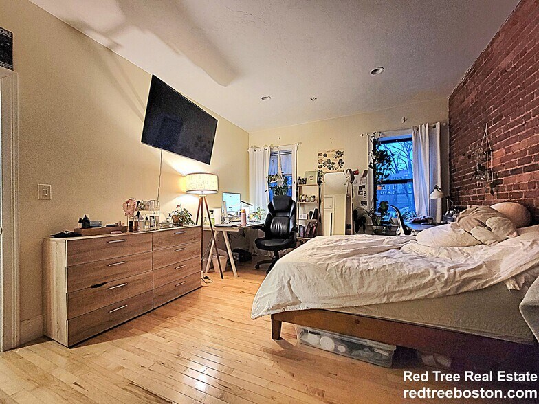 Building Photo - 1199 Beacon St