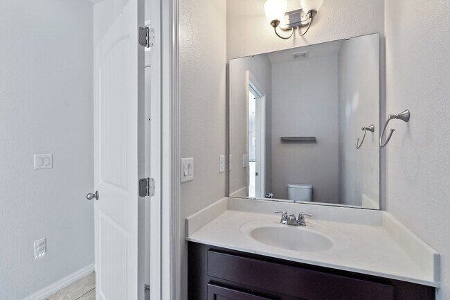Building Photo - Beautiful 4/2.5 Townhome For Rent in Harmony