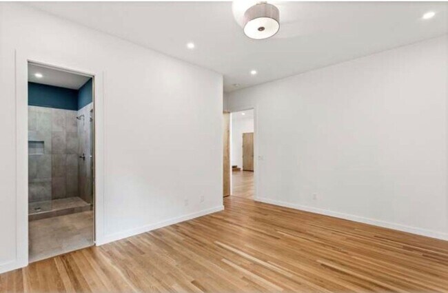 Building Photo - 903 Oak St