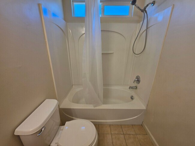 Building Photo - 3 bedroom with an extra office/den space in Modesto!