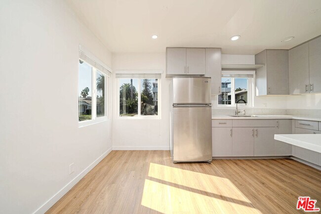 Building Photo - 332 S Wilton Pl