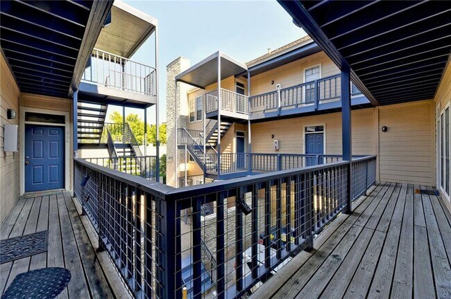 Building Photo - 711 W 21st St