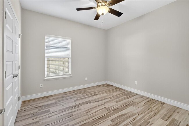 Building Photo - 15229 Barataria Dr