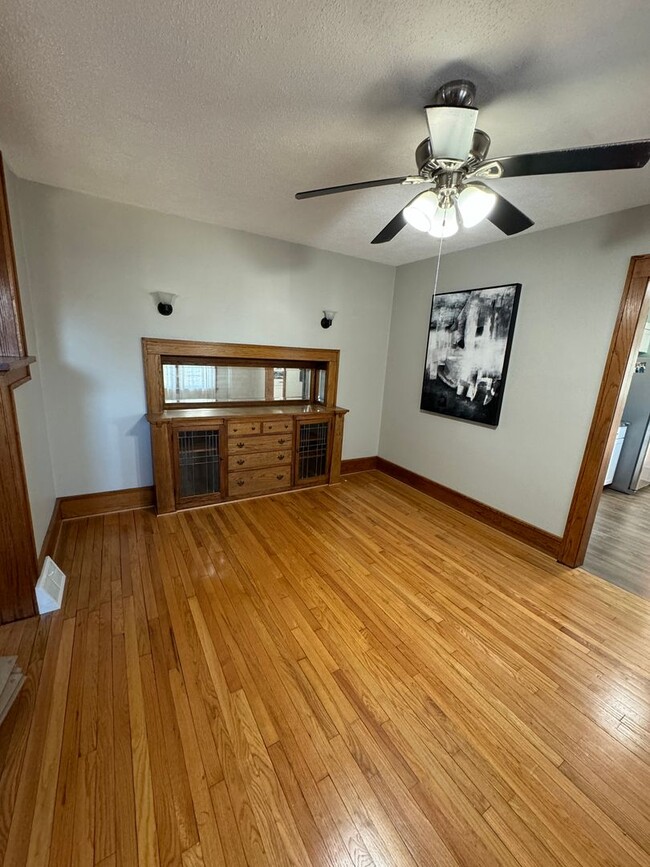 Building Photo - Updated 2bd/2ba Central Dav with Bonus rooms