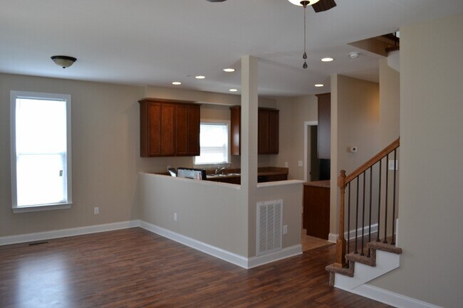 Building Photo - 810 E 10th St