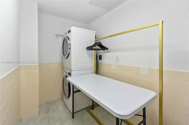 Building Photo - 100 Lincoln Rd