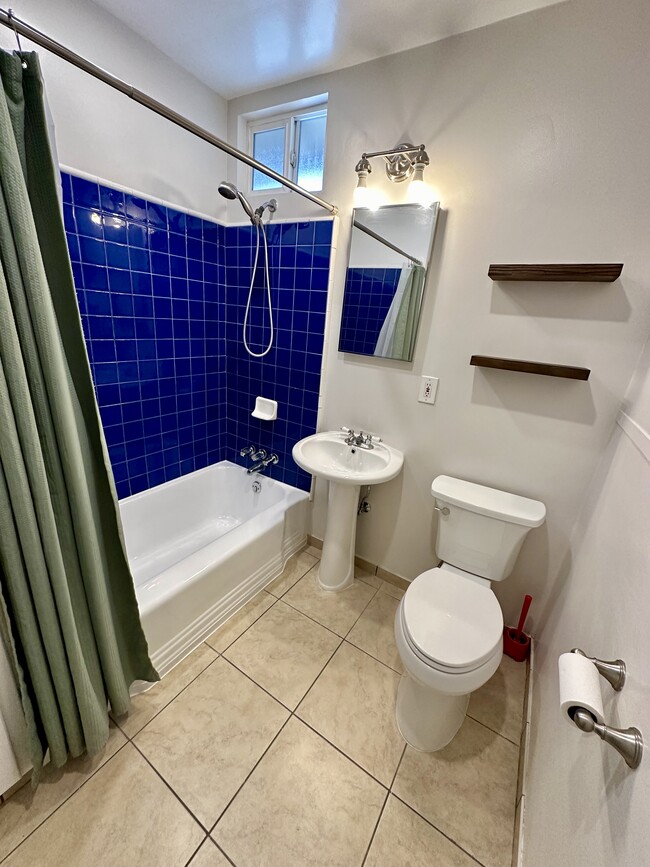 Building Photo - 2411 Oak St