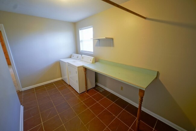 Building Photo - Cozy 3/2 Single Family Home
