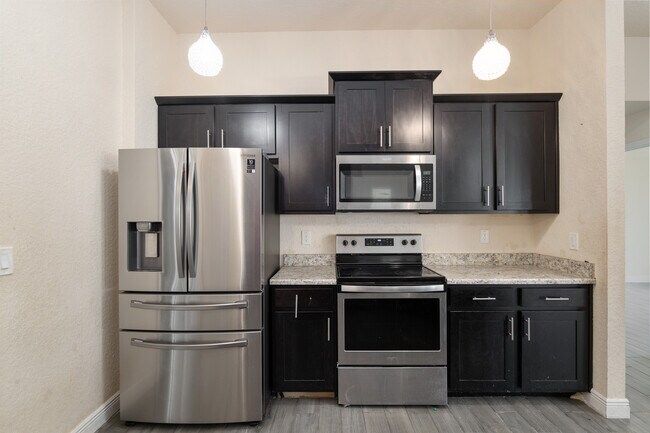 Building Photo - 10910 SW 41st Ave