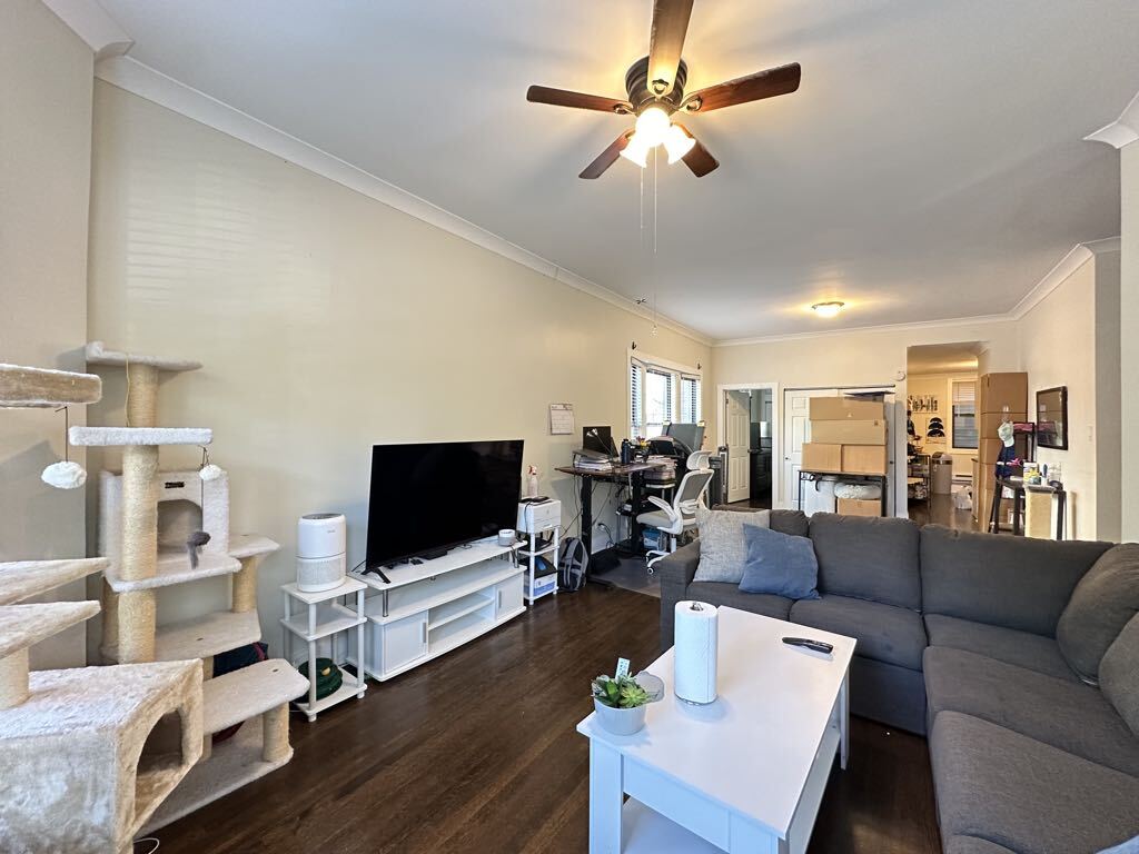 Building Photo - 842 W Waveland Ave