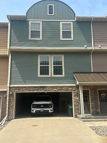 Primary Photo - 3600 SE Glenstone Dr