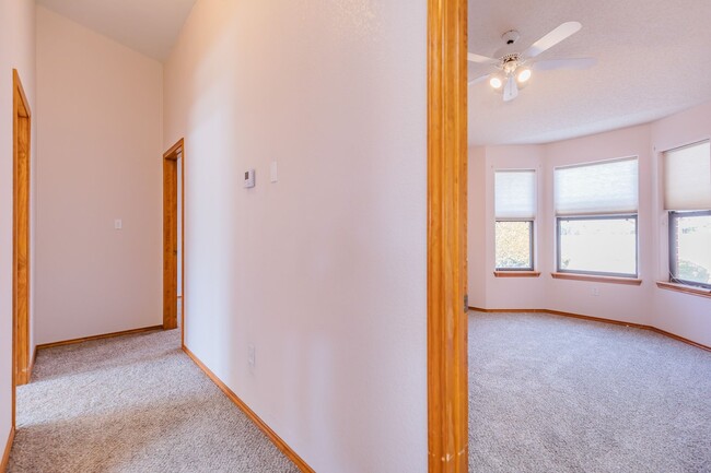 Building Photo - Inviting 3 Bed 2 Bath - Pet Friendly!