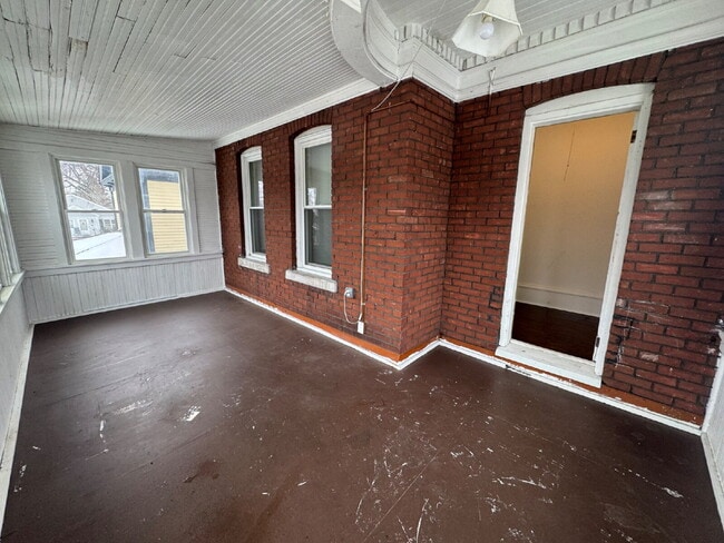 Building Photo - Upper level 3-Bed Duplex with Hardwood Elegance & 2 Baths in North Minneapolis!