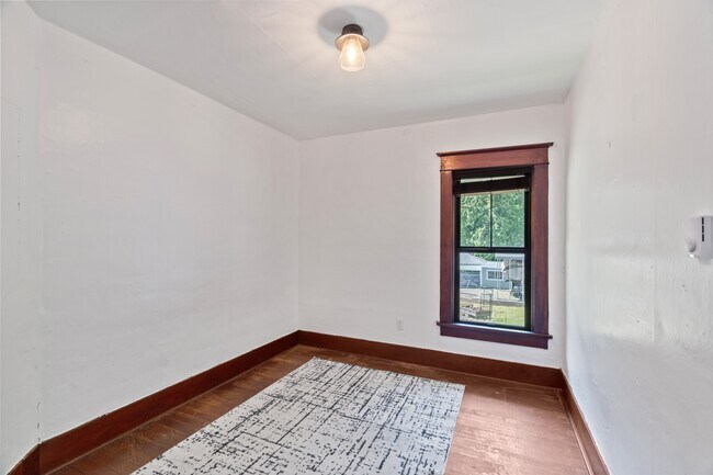Building Photo - 709 Grand Ave