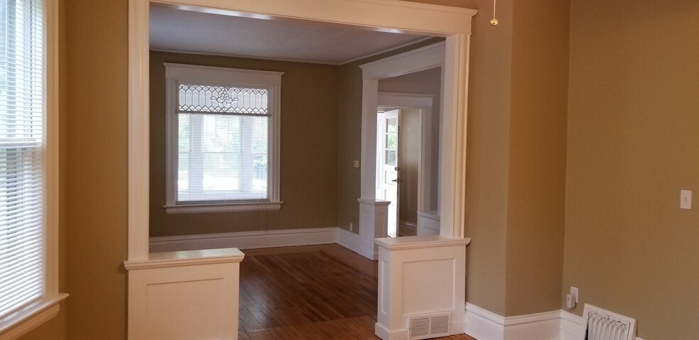 Building Photo - 1015 17th Ave N