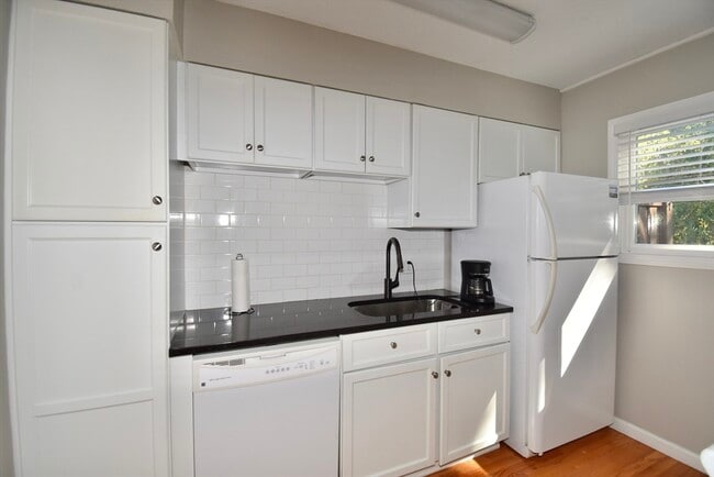 Building Photo - 15 Yorktown Dr