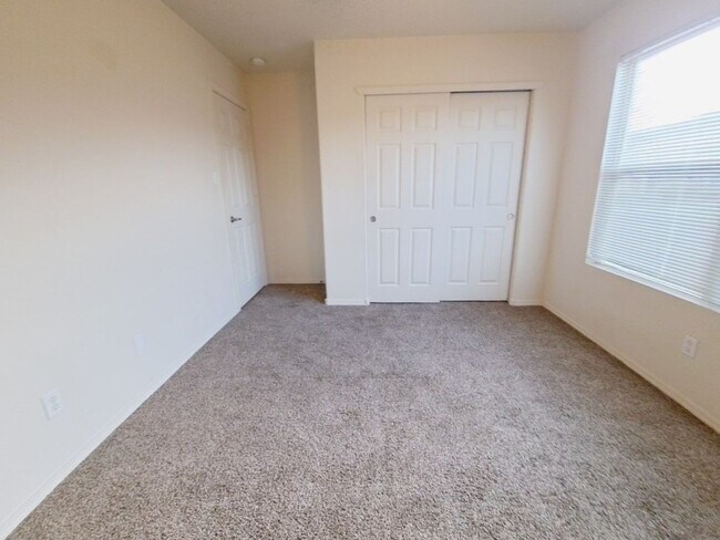 Building Photo - MOVE IN SPECIAL! 1/2 off 2nd months rent! Cute 3 bed, 2 bath home in Huning Ranch