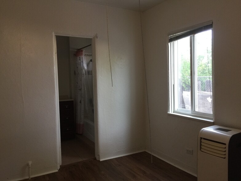 towards bedroom 1 - 33141 Case St