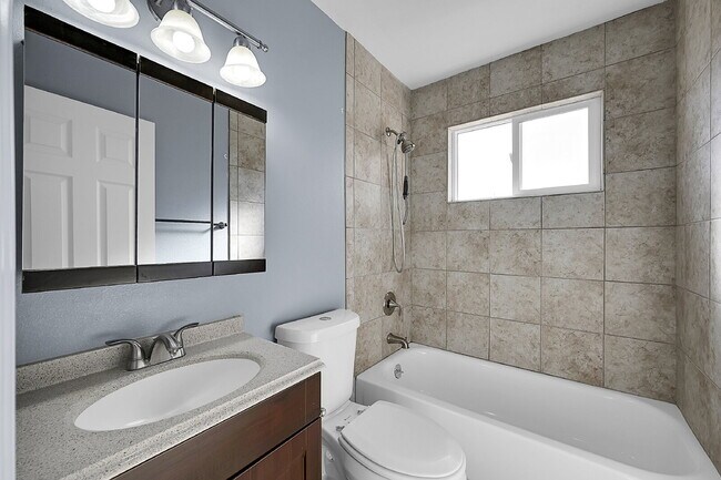 Building Photo - $1,900.00, 3-bed, 2-bath located in Colora...