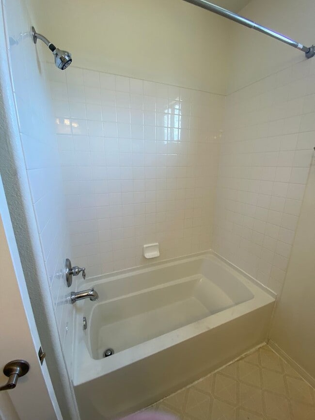 Building Photo - Beautiful 3 bed/2 bath home located in the...