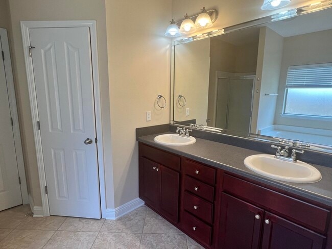 Building Photo - 123 Crab Apple Ave