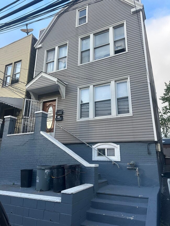 Building Photo - 258 Winfield Ave