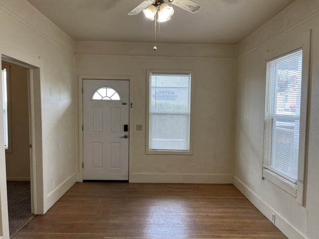 Building Photo - 570 Silver St