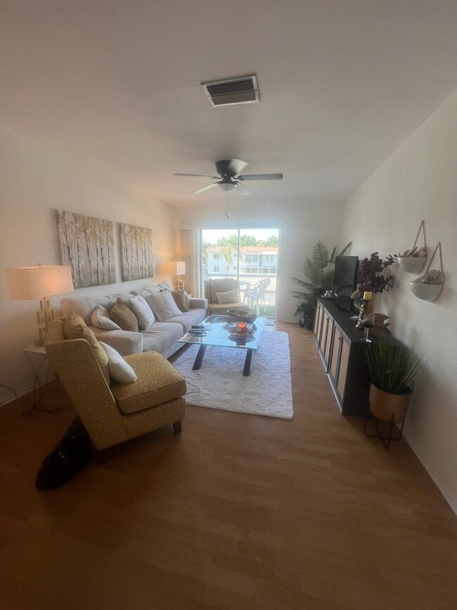 Building Photo - 2041 Sunset Dr