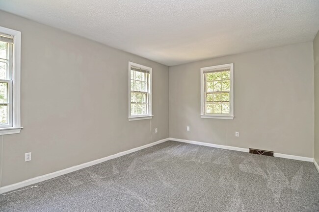 Building Photo - 13 Colonial Dr