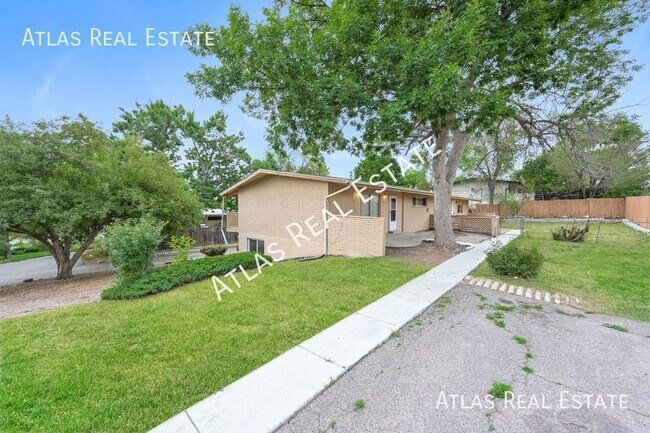 Building Photo - 3 Bedroom 2 Bath with laundry and finished...