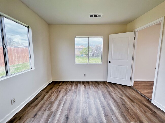 Building Photo - Renovated 4-bedroom home!