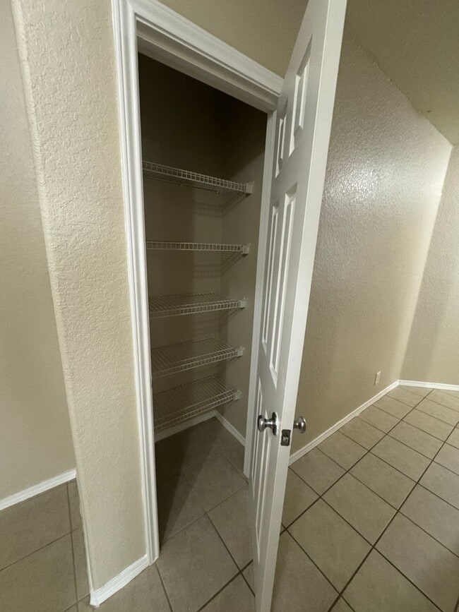 Building Photo - COMFORTABLE HOME | SINGLE STORY  |  CLOSE TO HWY 151 & 410 | SHOPPING & RESTAURANTS