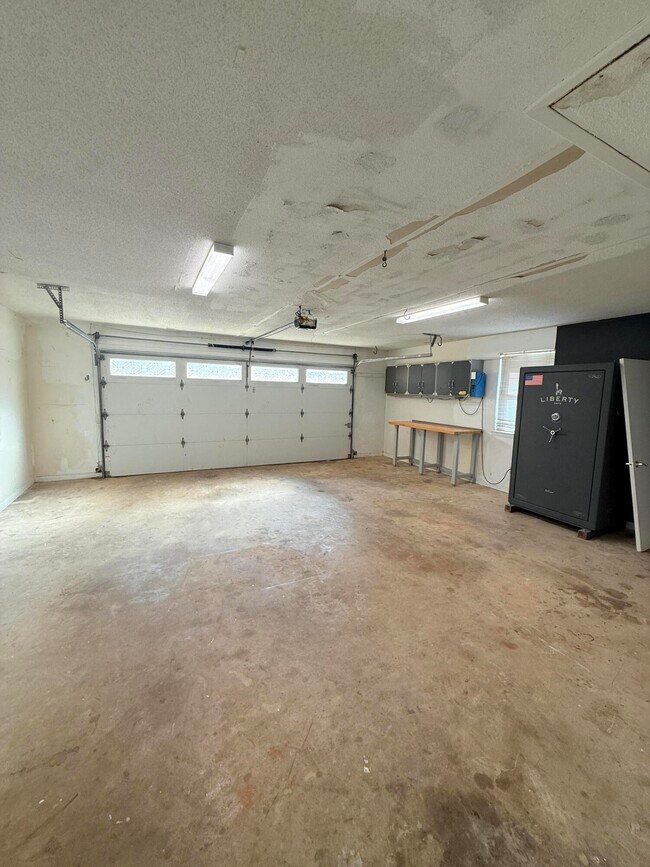 Building Photo - 255 Ridge Lake Rd